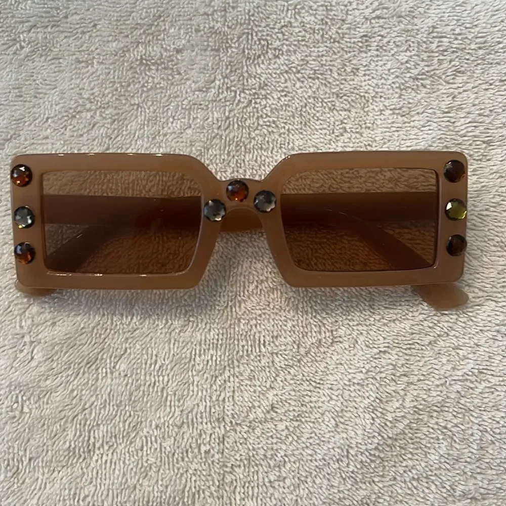 NWOT tan squarish sunnies with embellishments